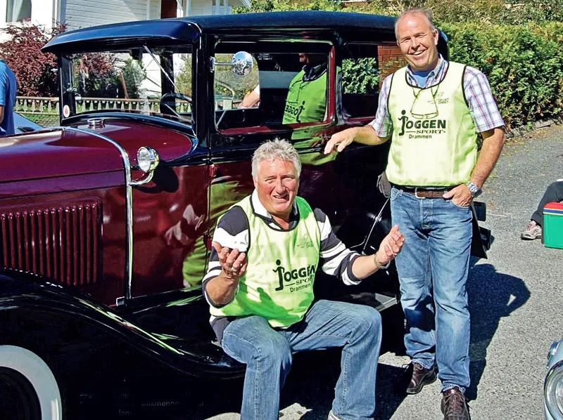 Veteranbiler parkert langs gaten på Tofte under Veteranbildagen
